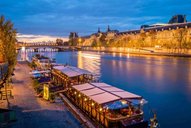 péniche face à Notre Dame Paris
