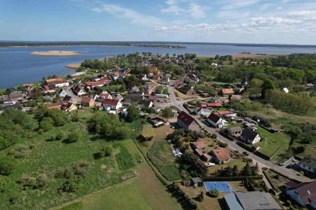 village dans la campagne près d'un fleuve
