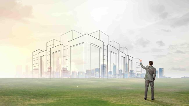 architecte dessinant une nouvelle ville 